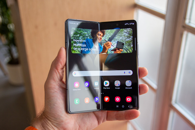 Samsung теряет хватку. Продажи её сгибающихся смартфонов падают но фоне роста рынка, согласно данным DSCC 