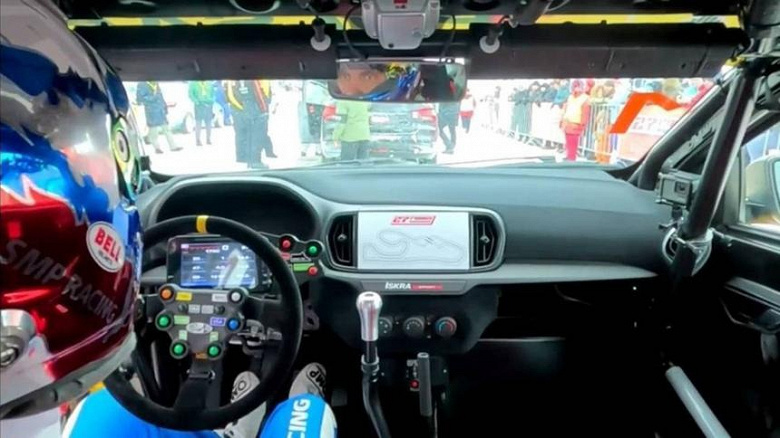 Каким получился салон новой Lada Iskra Sport, показали вживую