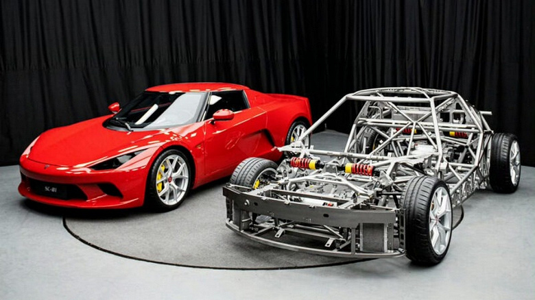Физические кнопки, отсутствие огромных экранов, стилистика Ferrari и активная помощь Xiaomi — недорого: представлен 429-сильный JMEV 01